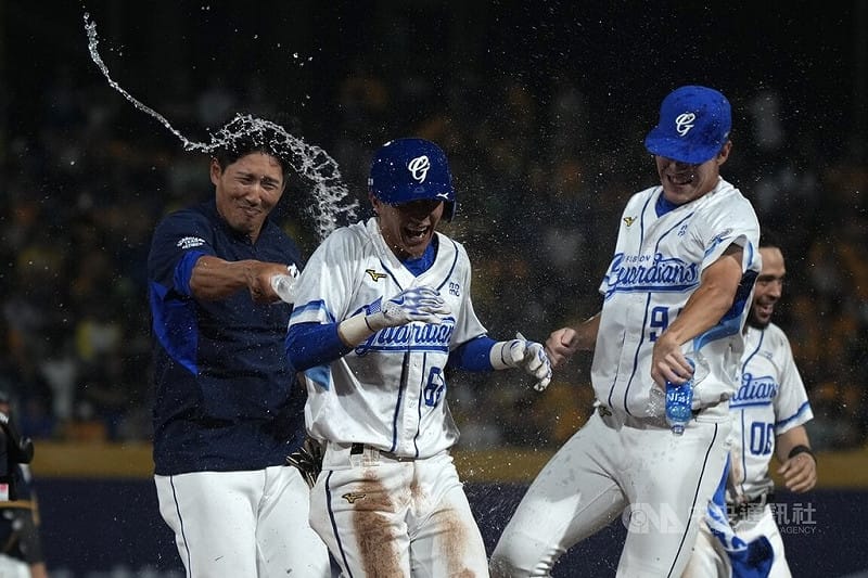 中華職棒富邦悍將隊6日在新莊球場交手中信兄弟隊，延長賽第10局靠著林岳谷（左2）再見高飛犧牲打，終場就以5比4奪勝，隊友林哲瑄（左）等人衝上場灑水慶祝。中央社記者徐肇昌攝　115年4月6日&nbsp;&nbsp;&nbsp;