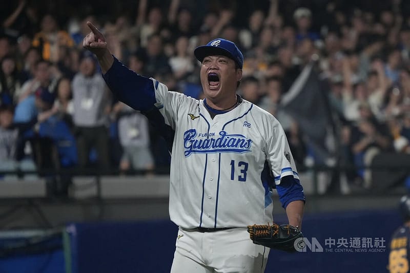 中華職棒例行賽6日在新莊棒球場由中信兄弟與富邦悍將隊交手，悍將投手廖任磊（圖）延長賽10局登板，順利解決對手無失分，他興奮吶喊慶祝；終場悍將搶勝，廖任磊也拿下勝投。中央社記者徐肇昌攝　115年4月6日&nbsp;&nbsp;&nbsp;