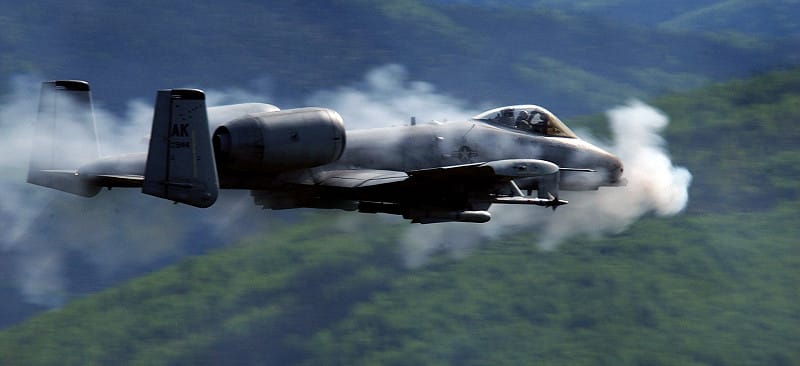 A-10攻擊機遭擊中後仍飛抵科威特才跳傘，成功避免墜落敵境。 圖：翻攝自 X @sohfangwei