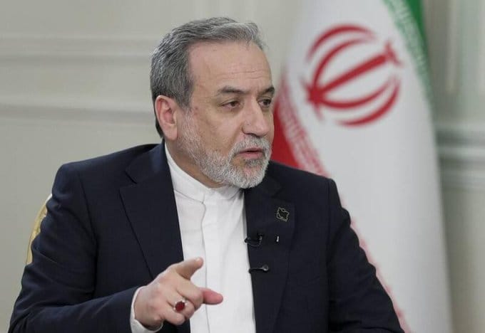  針對美國先前提出的停火協議，伊朗外長透過巴基斯坦發表了 10 點回應，強調在美國解除制裁後才會考慮重新開放荷姆茲海峽，同時拒絕所有「有期限」的停火協議。 圖：翻攝自 @nexta_tv X 帳號 