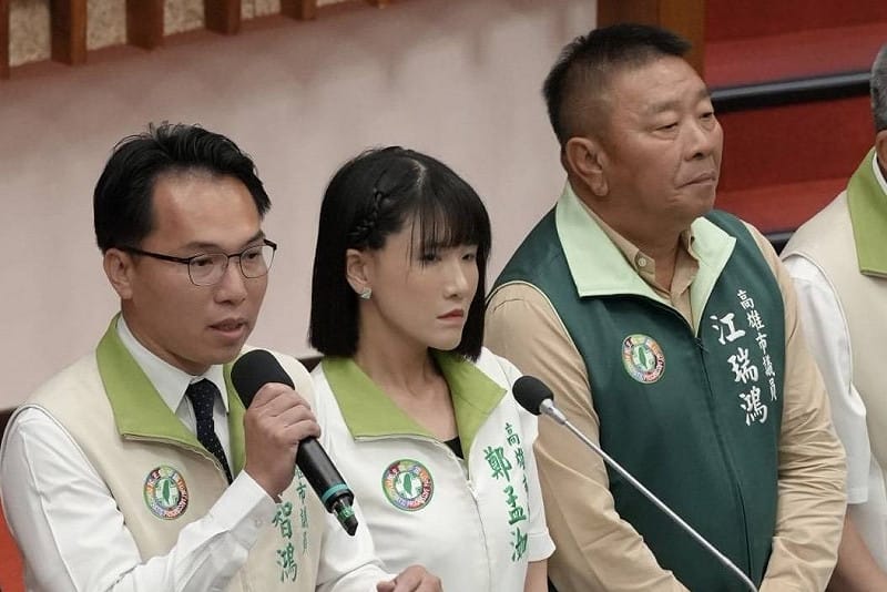 江瑞鴻、鄭孟洳、林智鴻(右至左)痛批鄭麗文宛如「統戰見習小妹進京述職」，柯志恩在11天內自毀誠信，卑躬屈膝的政治表態，卻騙不過所有堅守台灣意識的高雄人。&nbsp;&nbsp;&nbsp;圖：高雄市議會民進黨團/提供
