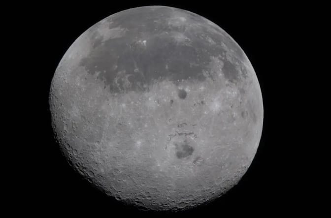 從執行「阿提米斯2號」載人繞月飛行任務的「獵戶座」飛船上拍攝的月球（4月6日攝）。&nbsp;&nbsp;&nbsp;圖 : 翻攝自美國國家航空太空總署(NASA)