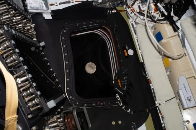 從執行「阿提米斯2號」載人繞月飛行任務的「獵戶座」飛船上拍攝的月球（4月6日攝）。&nbsp;&nbsp;&nbsp;圖 : 翻攝自美國國家航空太空總署(NASA)