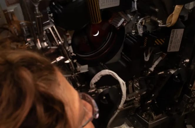 4月6日，美國太空總署宇航員克莉絲蒂娜·科克從執行「阿提米斯2號」載人繞月飛行任務的「獵戶座」飛船上觀看地球。&nbsp;&nbsp;&nbsp;圖 : 翻攝自美國國家航空太空總署(NASA)