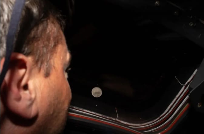 4 月6日，美國太空總署宇航員裡德·懷斯曼從執行「阿提米斯2號」載人繞月飛行任務的「獵戶座」飛船上觀看月球。&nbsp;&nbsp;&nbsp;圖 : 翻攝自美國國家航空太空總署(NASA)