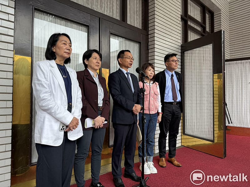 民眾黨立委蔡春綢（左起）、邱慧洳、陳清龍、陳昭姿、洪毓祥。&nbsp;&nbsp;&nbsp;圖：金大鈞 / 攝