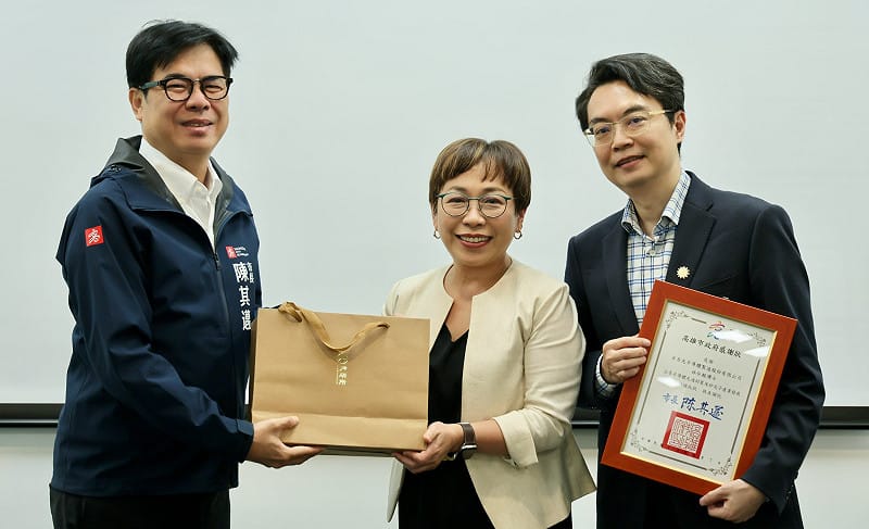 陳其邁(左)邀日月光半導體參與市政會議，分享半導體先進封裝及矽光子產業發展趨勢。&nbsp;&nbsp;&nbsp;圖：高雄市政府/提供