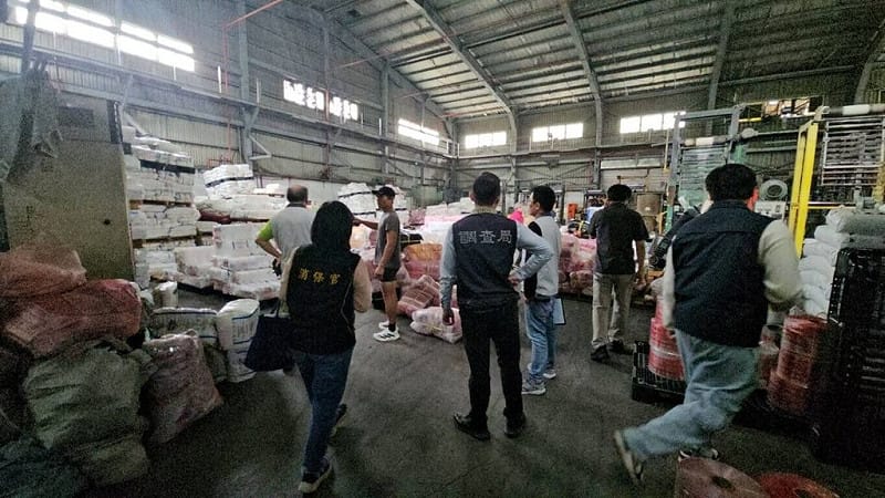 法務部調查局第一線調查人員於清明連假期間赴各地傳統市場、大賣場進行聯合稽查，瞭解塑化市場供需現況及塑膠製品價格漲跌緣由。（調查局提供）中央社記者謝君臨傳真　115年4月7日&nbsp;&nbsp;&nbsp;