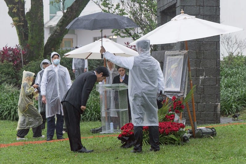 賴清德向鄭南榕肖像獻花致意。&nbsp;&nbsp;&nbsp;圖：總統府提供