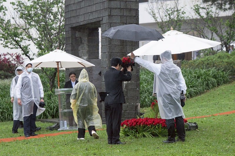 賴清德向鄭南榕肖像獻花致意。&nbsp;&nbsp;&nbsp;圖：總統府提供