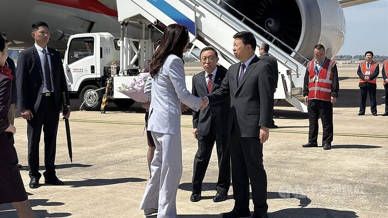 國民黨主席鄭麗文7日下午抵達上海，中共方面由中共中央台灣工作辦公室主任宋濤接機，兩人握手。中央社記者呂佳蓉上海攝　115年4月7日&nbsp;&nbsp;&nbsp;