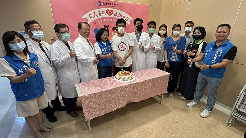 民國114年10月苗栗市隨機傷人案凶嫌經苗栗地方法院一審判決有期徒刑29年。林姓被害男子（左6）當時歷經半個多月治療才康復出院；面對判決結果，家屬7日表示不符期待，認為應判無期徒刑。圖為林男114年10月17日出院接受祝福。（民眾提供）中央社記者管瑞平傳真　115年4月7日&nbsp;&nbsp;&nbsp;