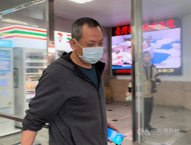 陸配徐春鶯與中華兩岸婚姻協調促進會長鍾錦明（圖）涉長期密切聯繫中共組織並匯報國內政情，被依涉犯反滲透法、偽造文書罪等起訴，鍾錦明7日現身台灣新北地方法院，出庭應訊。中央社記者曹亞沿攝　115年4月7日&nbsp;&nbsp;&nbsp;