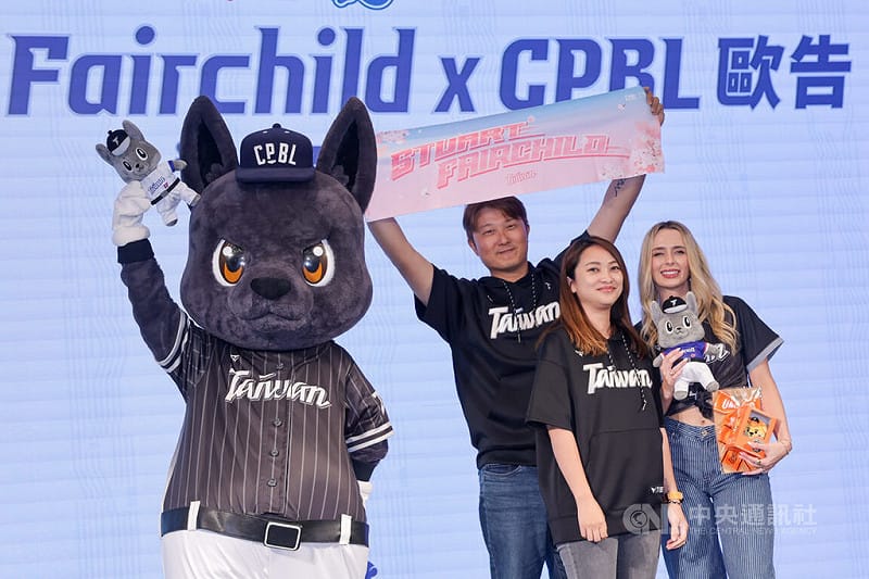 台美混血好手「費仔」費柴德太太韓納（Hanna Fairchild）（右）7日在台北出席見面會，除和中職吉祥物「歐告」相見歡，也與熱情球迷合影留念。中央社記者裴禛攝　115年4月7日&nbsp;&nbsp;&nbsp;