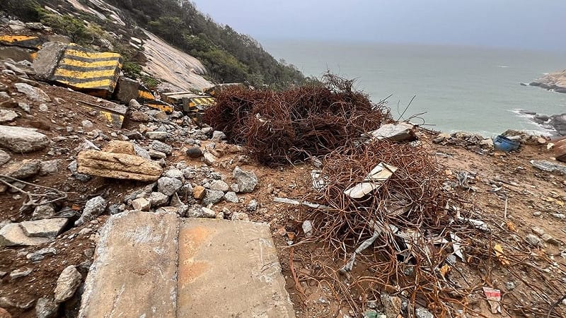 連江地方檢察署偵辦北竿鄉一處公有山坡地遭堆置廢棄物案，7日會同相關單位到場開挖，發現大量工程廢棄物。檢方認為，該公有山坡地鄰近水庫及海岸，棄置廢棄物行為造成環境污染且破壞生態。（連江地方檢察署提供）中央社記者潘欣彤傳真　115年4月7日&nbsp;&nbsp;&nbsp;