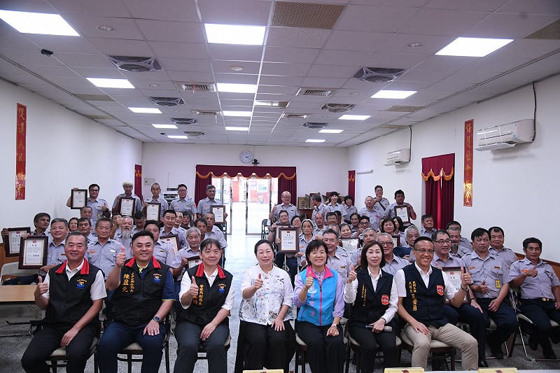 官員違規被開單嗆警「知道我是誰嗎」，經查是花蓮縣北區服務中心主任、警局民防中隊長范姜幸玲（前排右2），是花蓮縣長徐榛蔚（圖中）及國民黨立委傅崐萁的心腹。&nbsp;&nbsp;&nbsp;圖：取自花蓮縣政府官網（資料照）