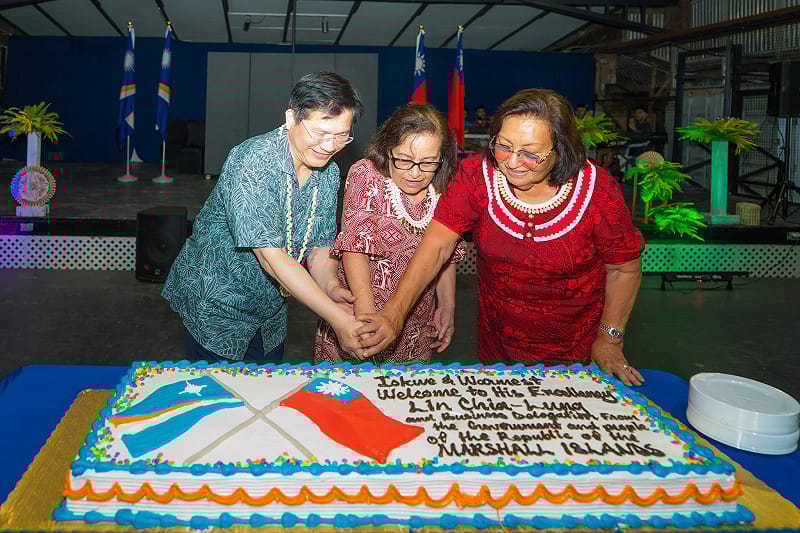 林佳龍與馬紹爾總統海妮(Hilda C. Heine)共切蛋糕,祝福兩國友誼長存、歷久彌堅。 圖:翻攝自林佳龍臉書 林佳龍與馬紹爾總統海妮(Hilda C. Heine)共切蛋糕,祝福兩國友誼長存、歷久彌堅。 圖:翻攝自林佳龍臉書