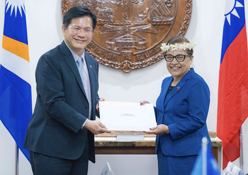 林佳龍向馬紹爾總統海妮(Hilda C. Heine)遞交特使國書。 圖:翻攝自林佳龍臉書 林佳龍向馬紹爾總統海妮(Hilda C. Heine)遞交特使國書。 圖:翻攝自林佳龍臉書