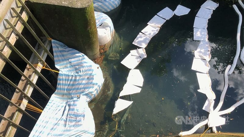 圖為台灣自來水公司在大排布設攔油索、吸油棉，防堵受污染水源流至基隆河。（中央社檔案照片）&nbsp;&nbsp;&nbsp;