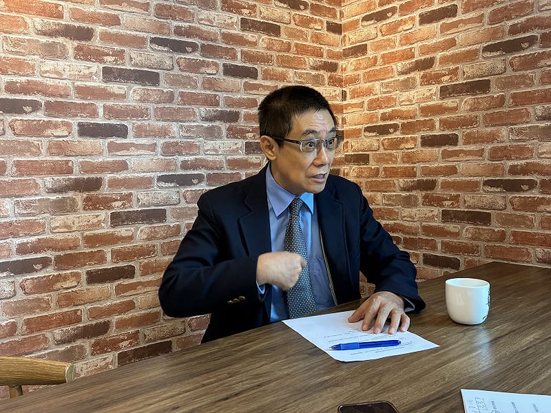 政治評論家曹長青爲日本首相高市早苗出版《日本第一女首相高市早苗 啟造「日本強大」的再次維新》新書,全球第一本中文著作。 圖:詹家威/攝 政治評論家曹長青爲日本首相高市早苗出版《日本第一女首相高市早苗 啟造「日本強大」的再次維新》新書,全球第一本中文著作。 圖:詹家威/攝