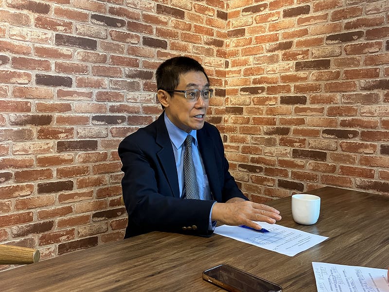 政治評論家曹長青爲日本首相高市早苗出版《日本第一女首相高市早苗 啟造「日本強大」的再次維新》新書。 圖：詹家威/攝 