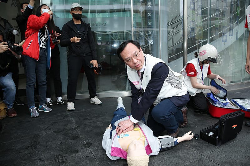 台北醫學大學攜手合作夥伴打造移動急診室，透過電動三輪車與行動調度，突破傳統救護車進不去的限制。圖為衛福部部長石崇良示範急救相關。&nbsp;&nbsp;&nbsp;圖：北醫 / 提供