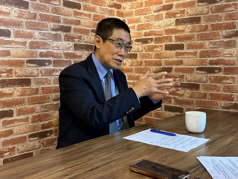 中國民運人士兼政治評論家曹長青認為,松下電器創辦人松下幸之助、前日本首相安倍晉三、以及我國前總統李登輝是三位影響高市的「政治老師」。 圖:詹家威/攝 中國民運人士兼政治評論家曹長青認為,松下電器創辦人松下幸之助、前日本首相安倍晉三、以及我國前總統李登輝是三位影響高市的「政治老師」。 圖:詹家威/攝