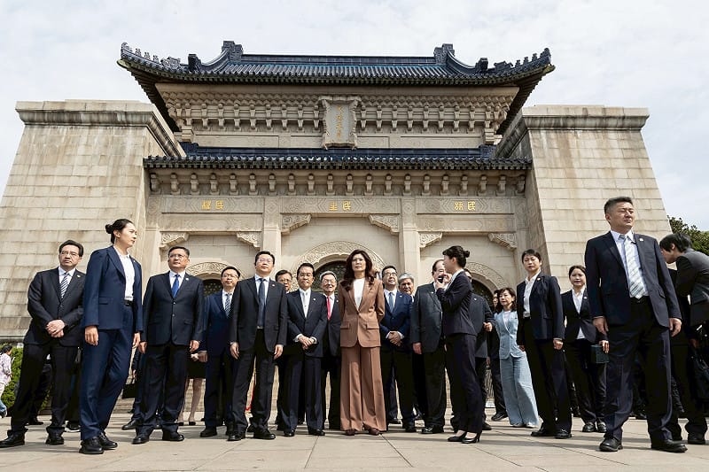 國民黨主席鄭麗文「2026和平之旅」，時隔21年後，再度走訪南京中山陵。&nbsp;&nbsp;&nbsp;圖：國民黨/提供