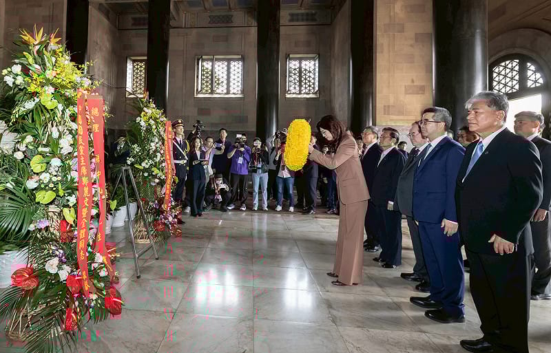  國民黨主席鄭麗文昨天展開訪中之旅，今（8）天上午率團再次回訪位於中國南京的中山陵。 圖：國民黨/提供 