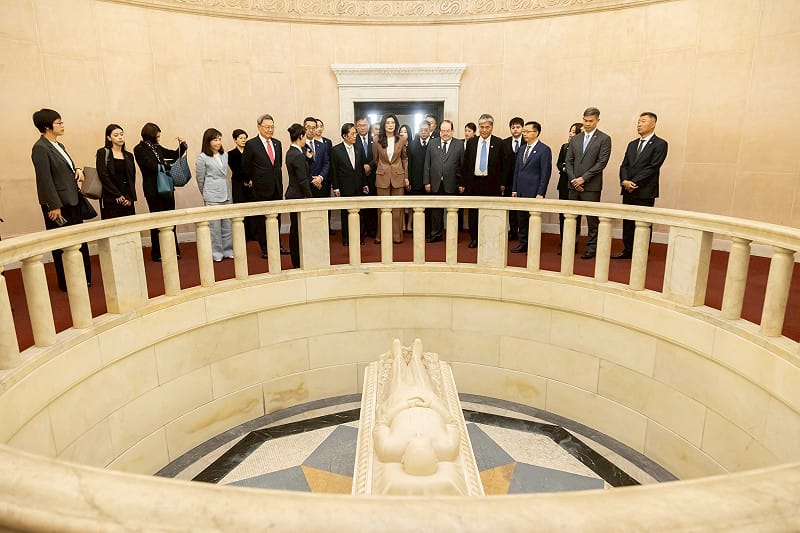 國民黨主席鄭麗文提及國父孫中山創立亞洲第一個民主共和國「中華民國」。鄭麗文也喊話，希望他們今天不只為「兩岸的中國人」，也為所有人類種下和平的種子。&nbsp;&nbsp;&nbsp;圖：國民黨/提供