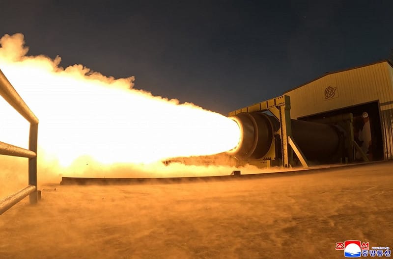 北韓固體燃料飛彈引擎地面測試。&nbsp;&nbsp;&nbsp;圖：翻攝朝中社