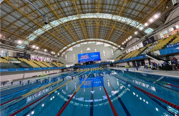 高雄市立國際游泳池池水遭選手及教練投訴水質及能見度變異。&nbsp;&nbsp;&nbsp;圖：翻攝體委會網站