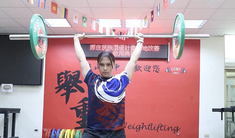 桃源16歲布農族少女吳妤萱，為本屆台灣世青舉重賽代表隊年紀最小的國手。&nbsp;&nbsp;&nbsp;圖：高雄市教育局/提供