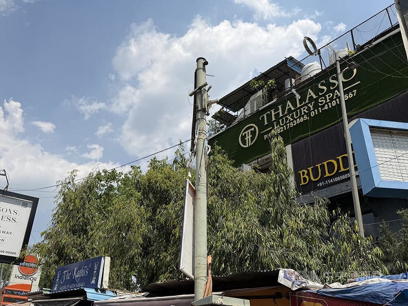 德里公共工程部門於2020年9月到2022年11月間在街頭安裝約14萬支中國製監視器，這些設備接下來將逐步拆除。圖為德里街頭監視器遭拆後，遺留的支架。中央社記者李晉緯新德里攝　115年4月8日&nbsp;&nbsp;&nbsp;圖：中央社提供