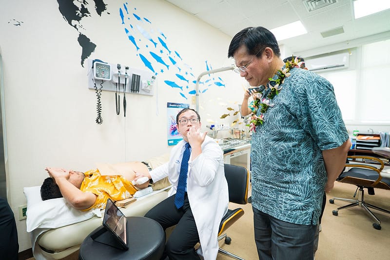  林佳龍前往馬久羅醫院，參訪由總統賴清德與馬紹爾群島總統海妮（Hilda C. Heine）於2024年共同啟動的「AI遠距醫療中心」。 圖：翻攝自林佳龍臉書 