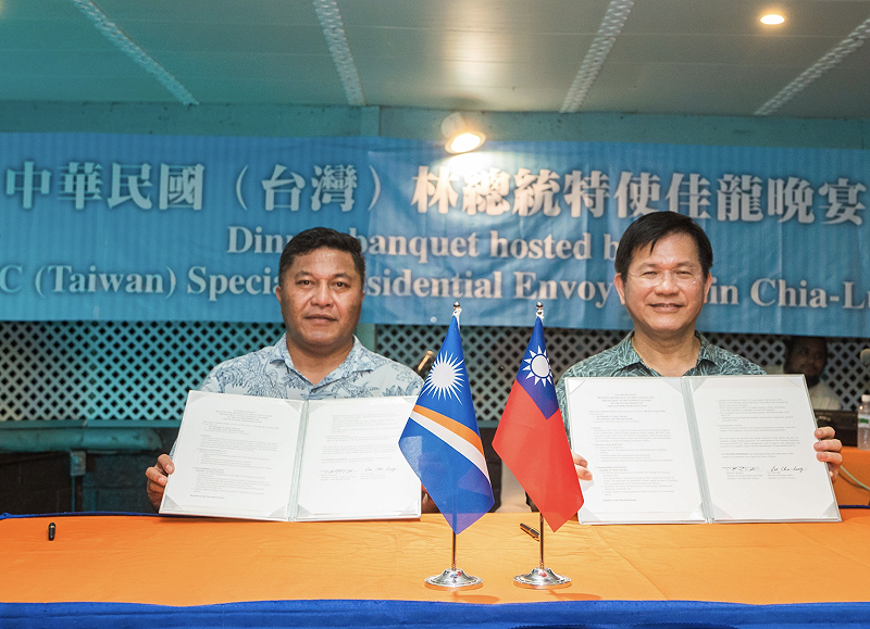  林佳龍與馬國簽署「台馬經濟韌性融資基金意向書」。 圖：翻攝自林佳龍臉書 