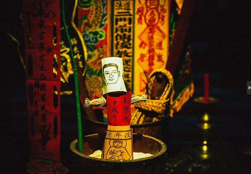 片中初孟軒玩招靈遊戲「鬼牽手」玩到出人命，試圖透過法會解決。&nbsp;&nbsp;&nbsp;圖：網銀國際影視／提供