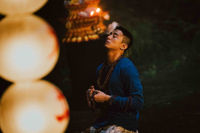 初孟軒片中玩了鬼牽手遊戲，遭邪靈纏身，著魔神情詭異。&nbsp;&nbsp;&nbsp;圖：網銀國際影視／提供