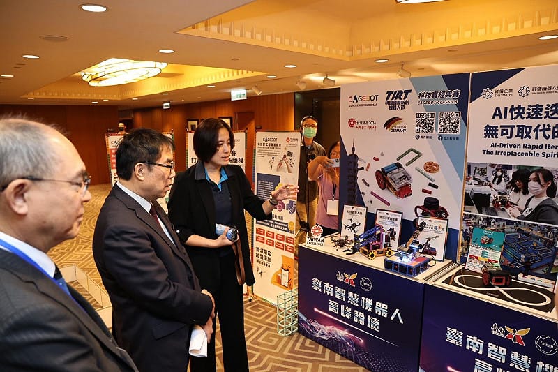台南市政府於台南遠東香格里拉飯店舉辦「台南智慧機器人高峰論壇」，匯聚中央、地方、學研與產業界逾百位代表與會，聚焦AI與機器人技術發展及應用落地，展現台南積極打造智慧機器人產業聚落的決心與行動力。&nbsp;&nbsp;&nbsp;圖：台南市政府提供