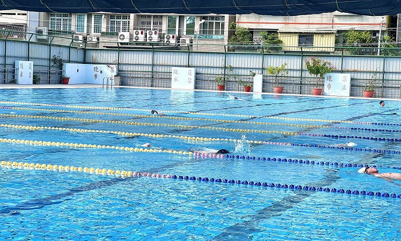 高雄市衛生局例行抽驗苓雅運動中心室外游泳池，依自治條例卻只能「放過」高雄市立國際游泳池。&nbsp;&nbsp;&nbsp;圖：翻攝苓雅運動中心網站