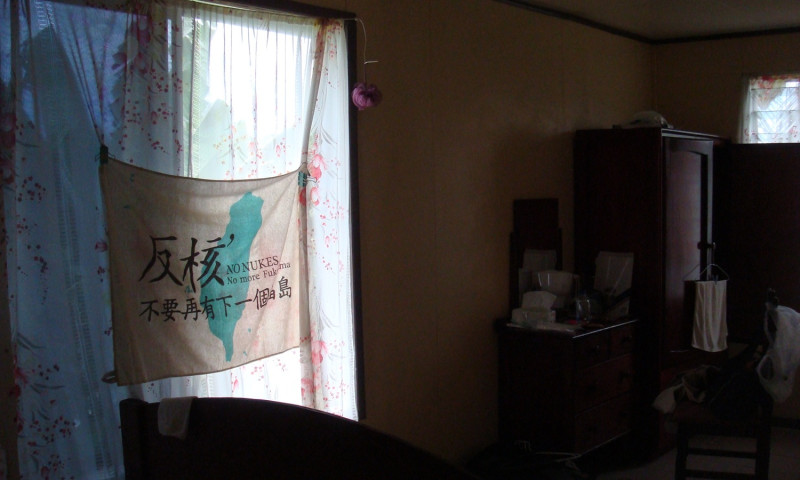 林靜儀當年在吐瓦魯義診時，還把台灣的反核旗帶去。   圖：林靜儀/提供