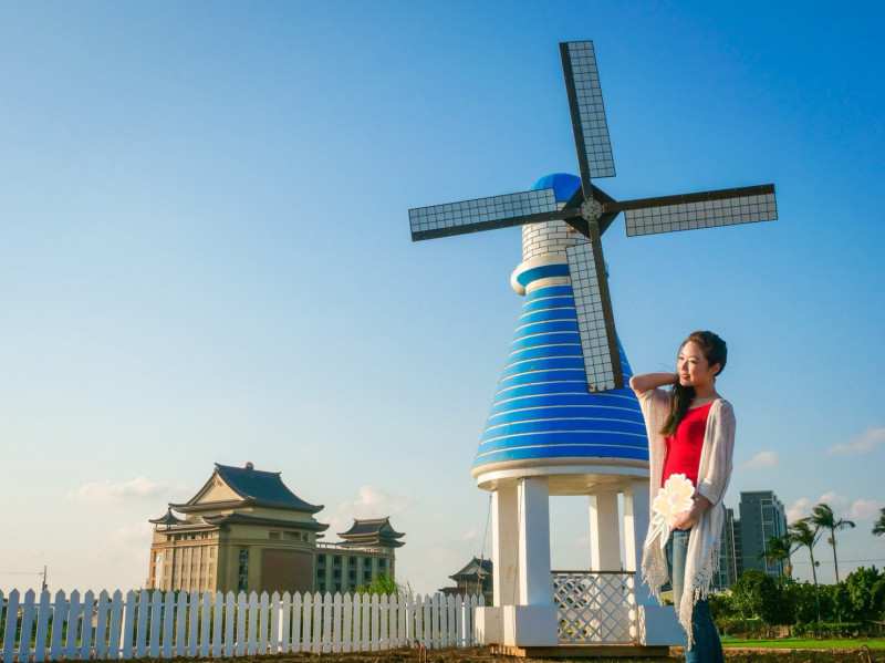 4.5米高的風車在草原中轉動，風車象征著人們對天空的熱愛，且「風」與「豐」字同音，亦祈求農作年年豐收。   圖：桃園市政府/提供