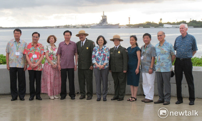 總統蔡英文（中）28日參觀亞利桑那號戰艦紀念館，與館方人員合照。   圖：林朝億/攝