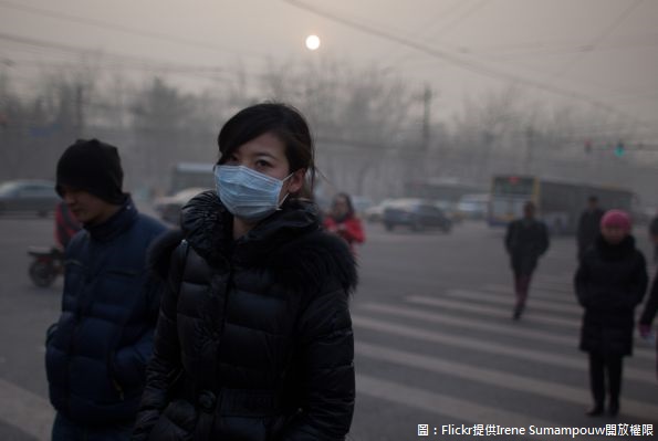 明天不只低溫，還有髒空氣夾擊北台灣，中南部還有可能達到紅色警戒！   圖：Flickr提供Irene Sumampouw開放權限