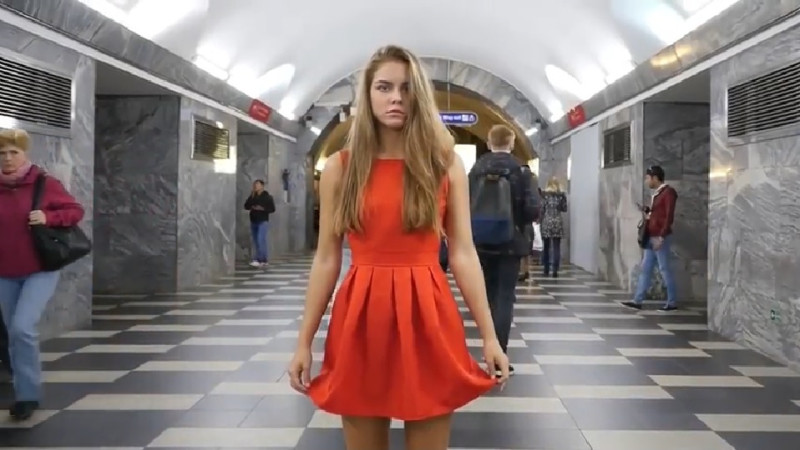 聖彼得堡國立大學法律系學生，希望俄國社會能關注逐年上升、卻長期被漠視的公眾場合女性被偷拍問題。為抗議地鐵偷拍女性裙下及性騷擾行為，拍攝了一段影片，在聖彼得堡各處的地鐵站中掀起裙子，呼籲民眾關注類似犯罪情況。   圖：擷取自Anna Dovgalyuk YouTube