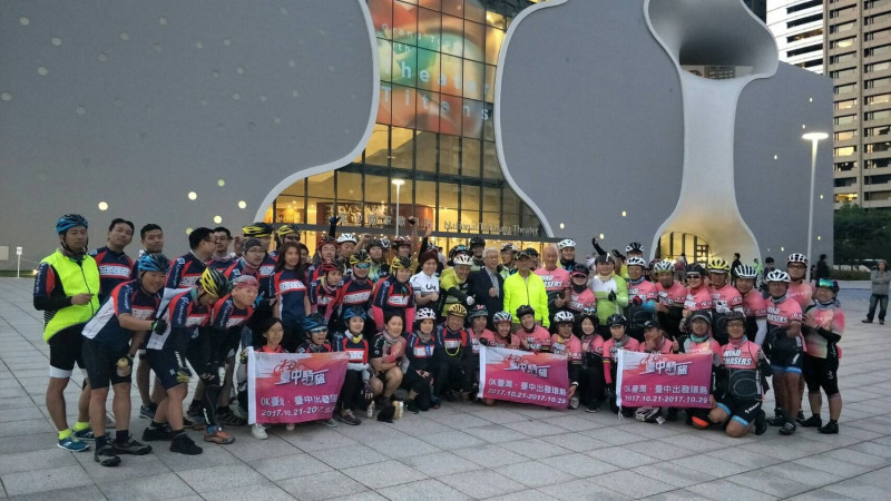 「0K台灣 台中出發」單車環島活動，廣邀國內外上百位車友組成車隊。   圖：台中市政府／提供
