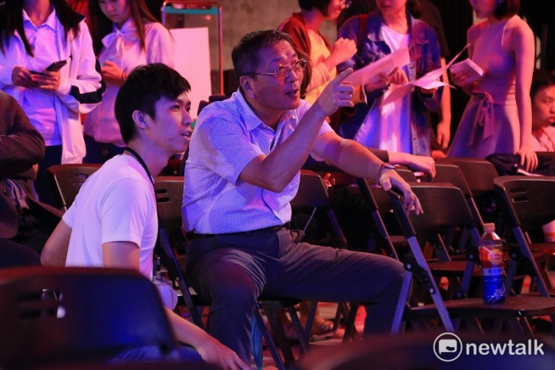 體育署署長林德福(右)，一邊觀看比賽一邊聽中華民國電子競技運動協會(CTeSA)秘書蕭至廷(左)講解。   圖：朱泓任/攝