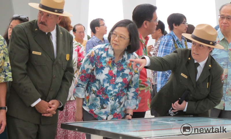 總統蔡英文（前排中）28日前往亞利桑那號戰艦紀念館，追悼亡魂。   圖：林朝億/攝
