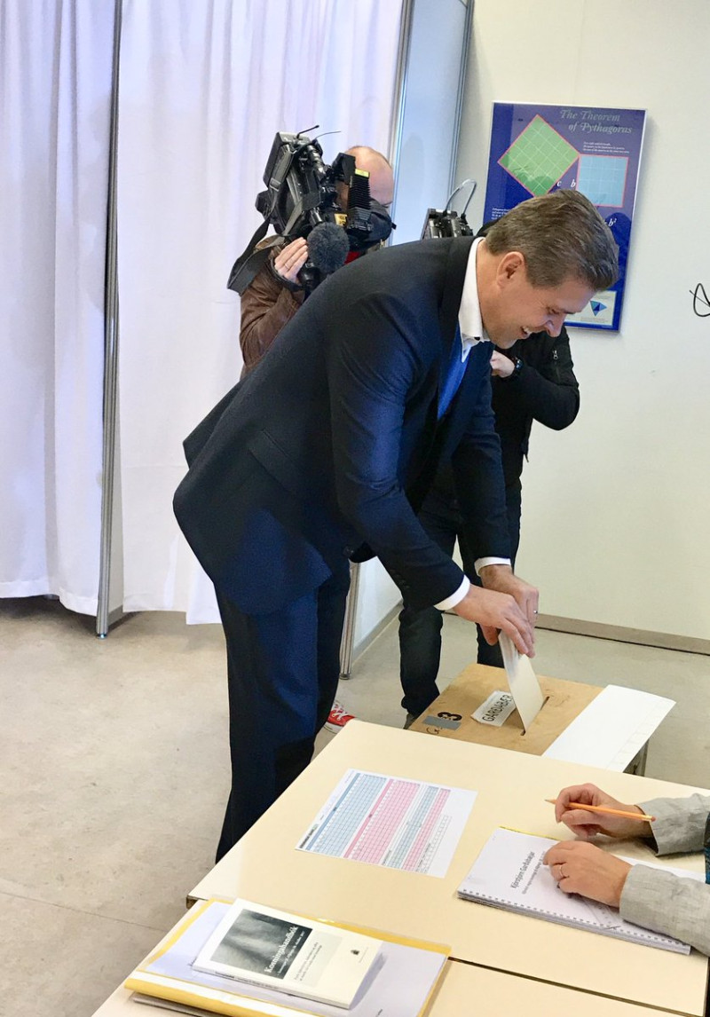 冰島總理貝尼狄克遜（前）28日在國會大選投下神聖一票，選舉結果讓他保住總理位子。   圖：翻攝貝尼狄克遜臉書