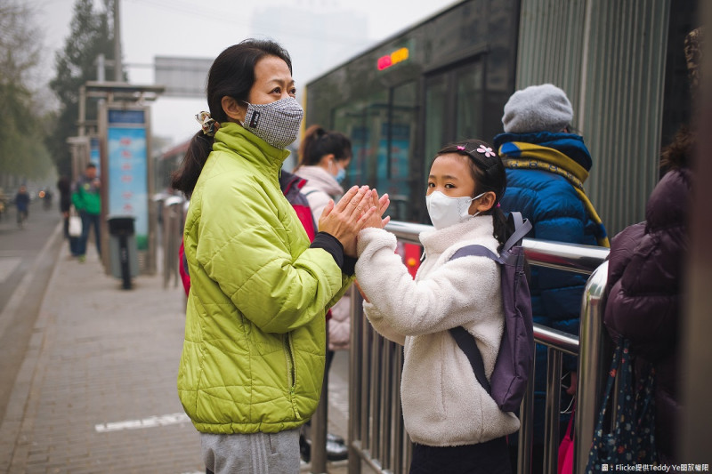 明天，由於大陸冷氣團南下，將會有一批境外汙染物影響台灣西半部。   圖：Flicke提供Teddy Ye開放權限